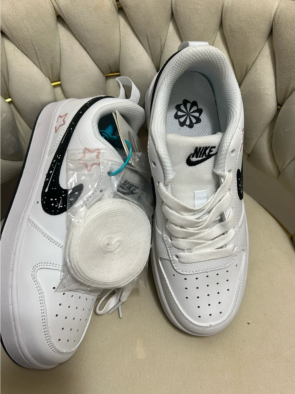 Nike Men’s White Sneakers with Black Sole